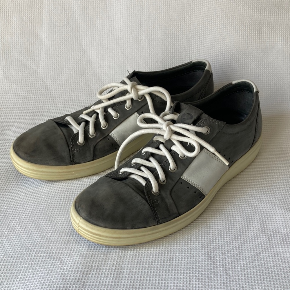 Ecco men’s Street Lite Retro Sneakers Gray White Nubuck Leather Grip Sole Size 9